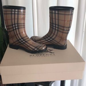 Burberry Brainmid Size: 8